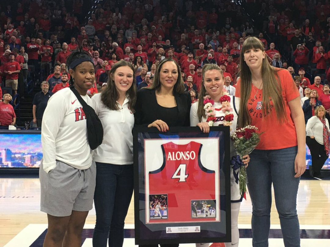 Alonso fue agasajada en su despedida como jugadora de la NCAA Alonso fue agasajada en su despedida como jugadora de la NCAA