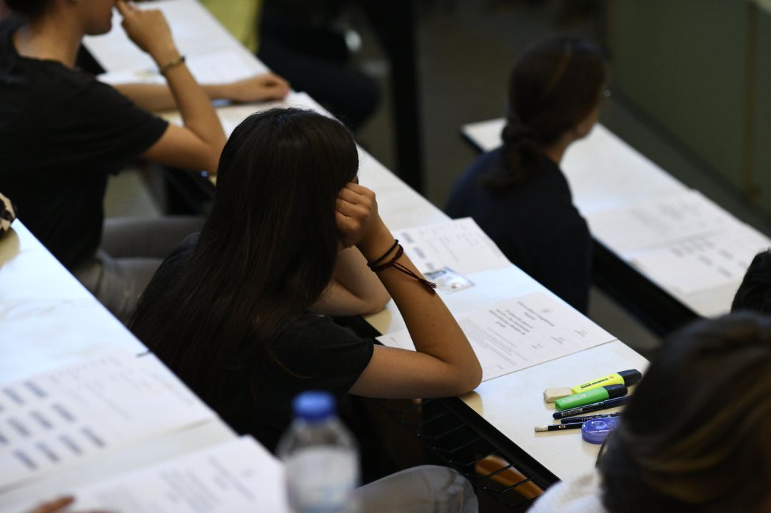Estudiantes se preparan para comenzar el examen de Evaluación para el Acceso a la Universidad. Estudiantes se preparan para comenzar el examen de Evaluación para el Acceso a la Universidad.