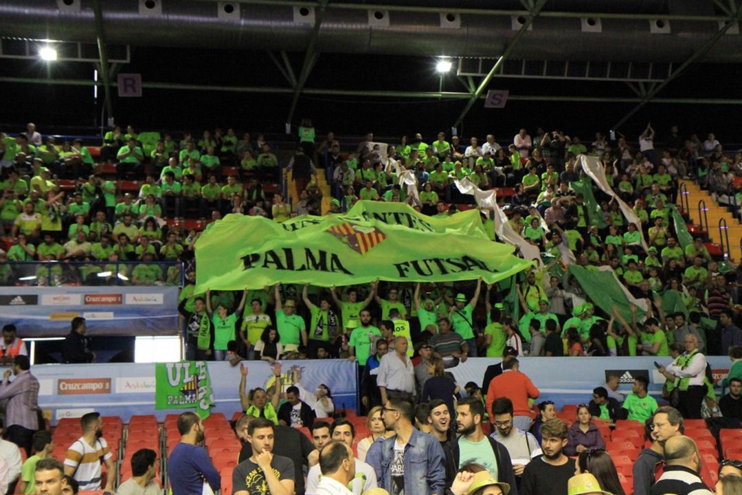 La afición del Palma Futsal celebrando la victoria de su equipo. La afición del Palma Futsal celebrando la victoria de su equipo.