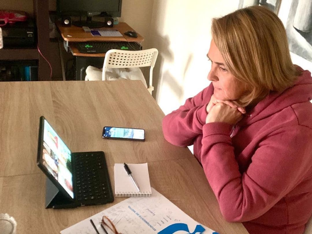 La alcaldesa de Motril, Luisa García Chamorro, siguiendo desde su domicilio la crisis del coronavirus La alcaldesa de Motril, Luisa García Chamorro, siguiendo desde su domicilio la crisis del coronavirus