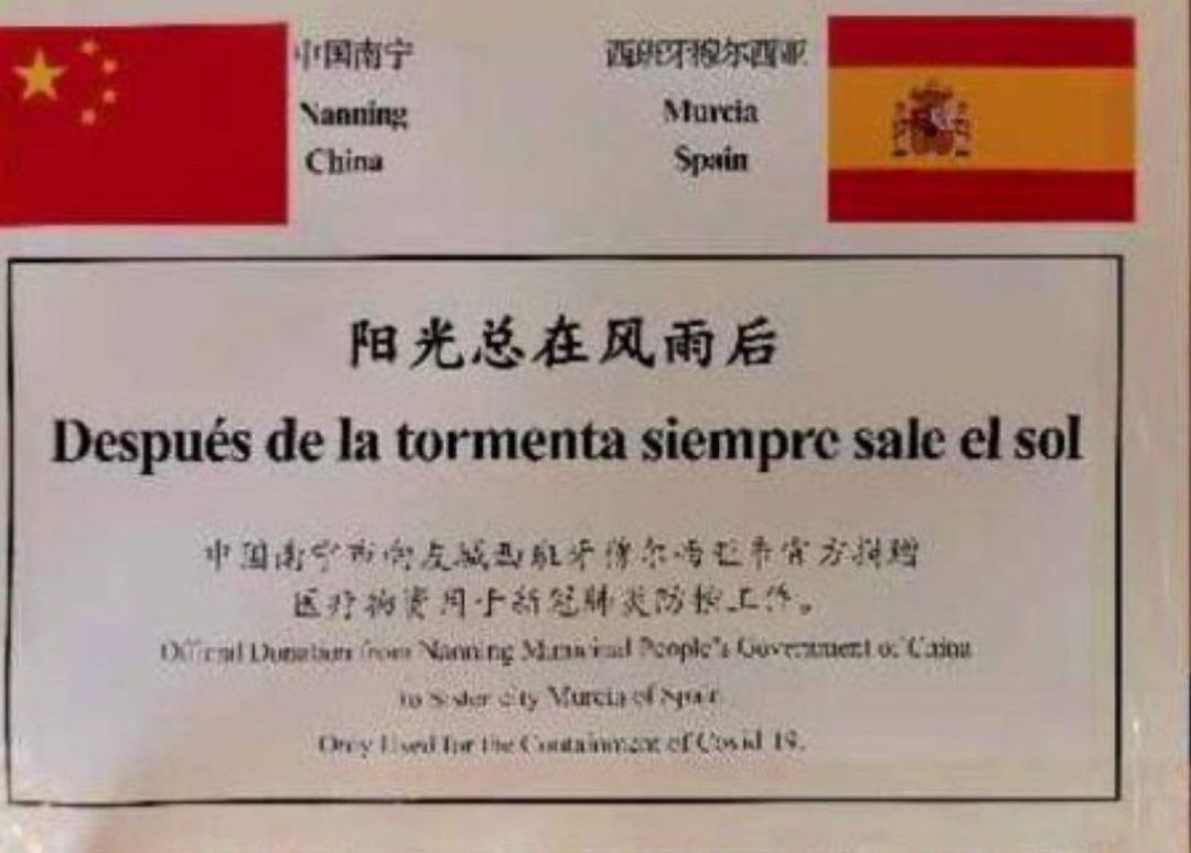 Cartel en una de las cajas de mascarillas Cartel en una de las cajas de mascarillas
