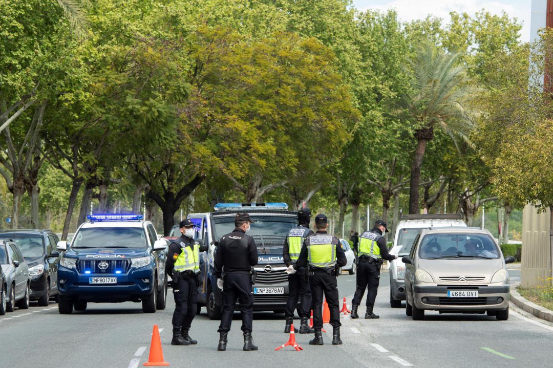Efectivos de la Policía Nacional realizando un control de seguridad de vehículo Efectivos de la Policía Nacional realizando un control de seguridad de vehículo