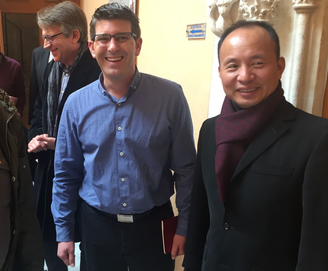 Foto de l'alcalde Jorge Rodríguez junt al Gerent del Teler Chen Wu Keping Foto de l'alcalde Jorge Rodríguez junt al Gerent del Teler Chen Wu Keping