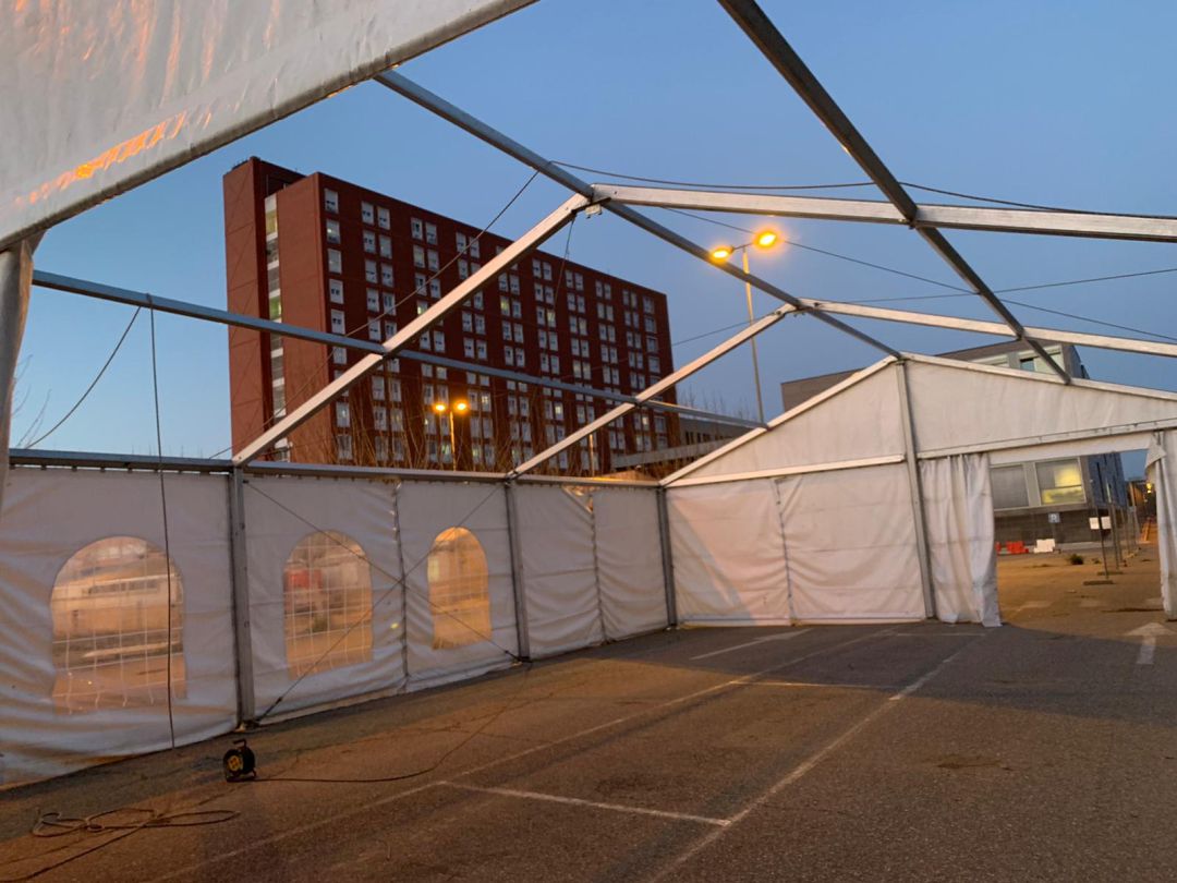 Se está instalando ya la carpa para la realización de test rápidos en el exterior del Río Carrión Se está instalando ya la carpa para la realización de test rápidos en el exterior del Río Carrión