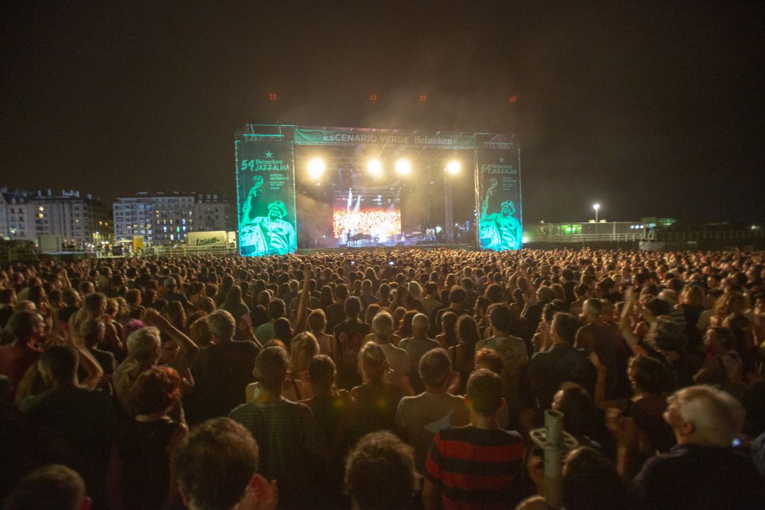 Miles de personas disfrutan de uno de los conciertos del Jazzaldia en la playa de la Zurriola. Miles de personas disfrutan de uno de los conciertos del Jazzaldia en la playa de la Zurriola.