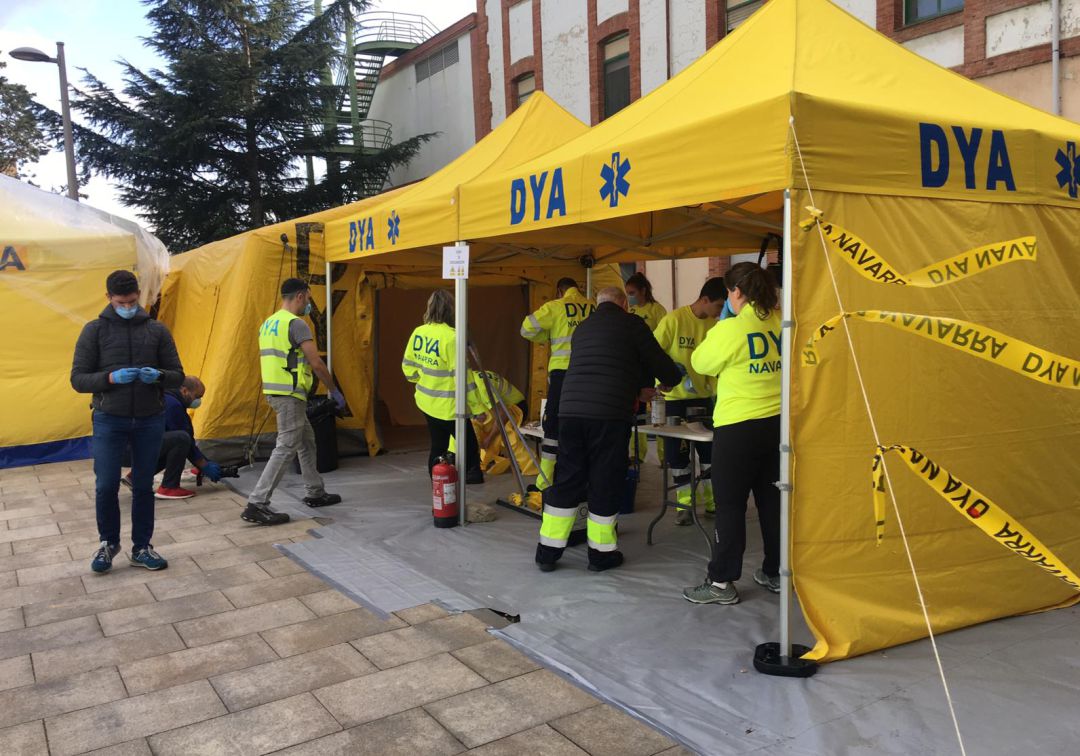 Personal de DYA Navarra instala el tunel provisional de desinfección en el CHN Personal de DYA Navarra instala el tunel provisional de desinfección en el CHN