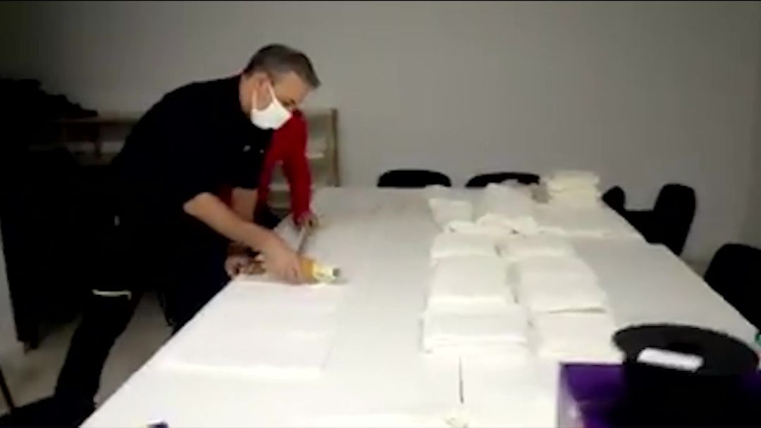 El alcalde de Cazorla, Antonio José Rodríguez recorta el material para la elaboración de mascarillas El alcalde de Cazorla, Antonio José Rodríguez recorta el material para la elaboración de mascarillas