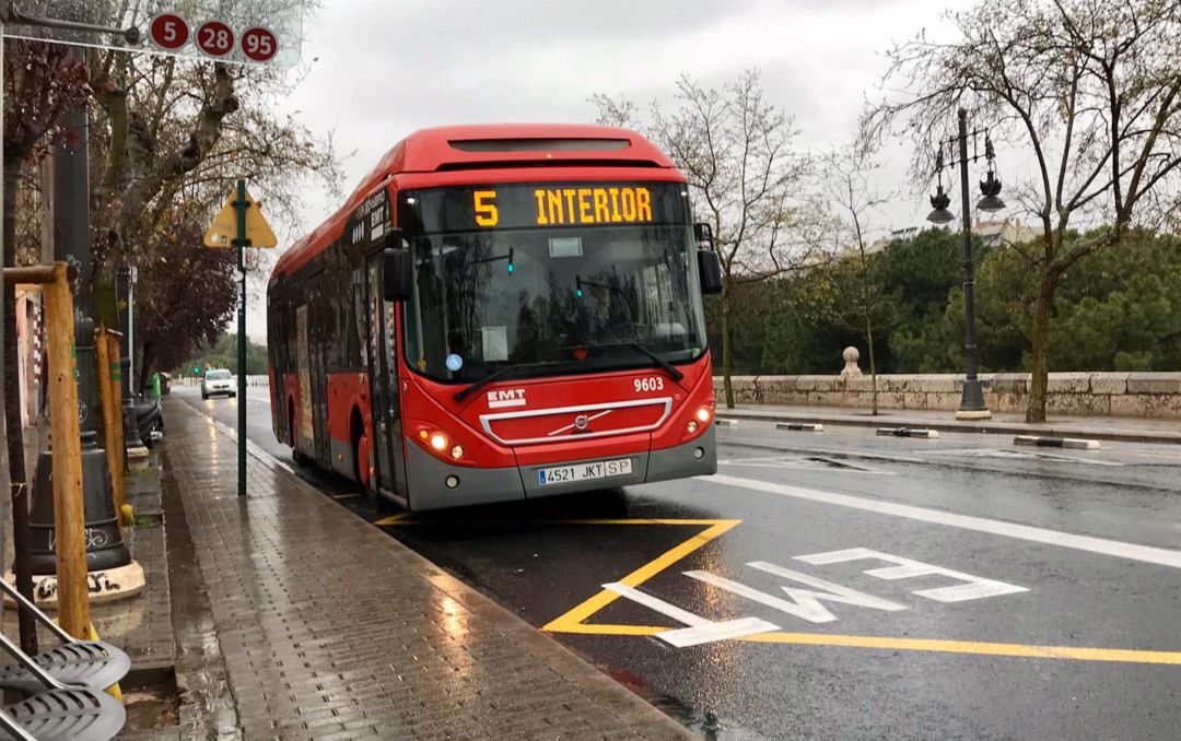 La EMT de València ha reducido sus servicios durante el estado de alarma para adaptarse al descenso de la demanda La EMT de València ha reducido sus servicios durante el estado de alarma para adaptarse al descenso de la demanda
