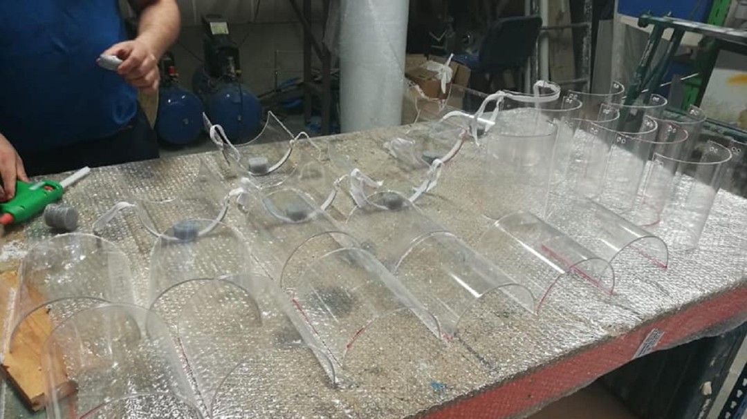 De construir naves ganaderas a diseñar pantallas de protección faciales