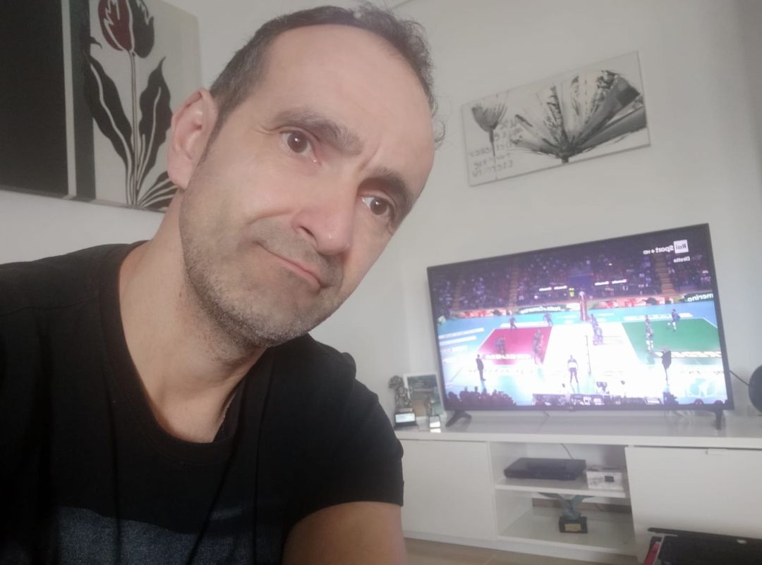 Cosme Prenafeta sigue controlando a sus jugadoras desde casa. Cosme Prenafeta sigue controlando a sus jugadoras desde casa.