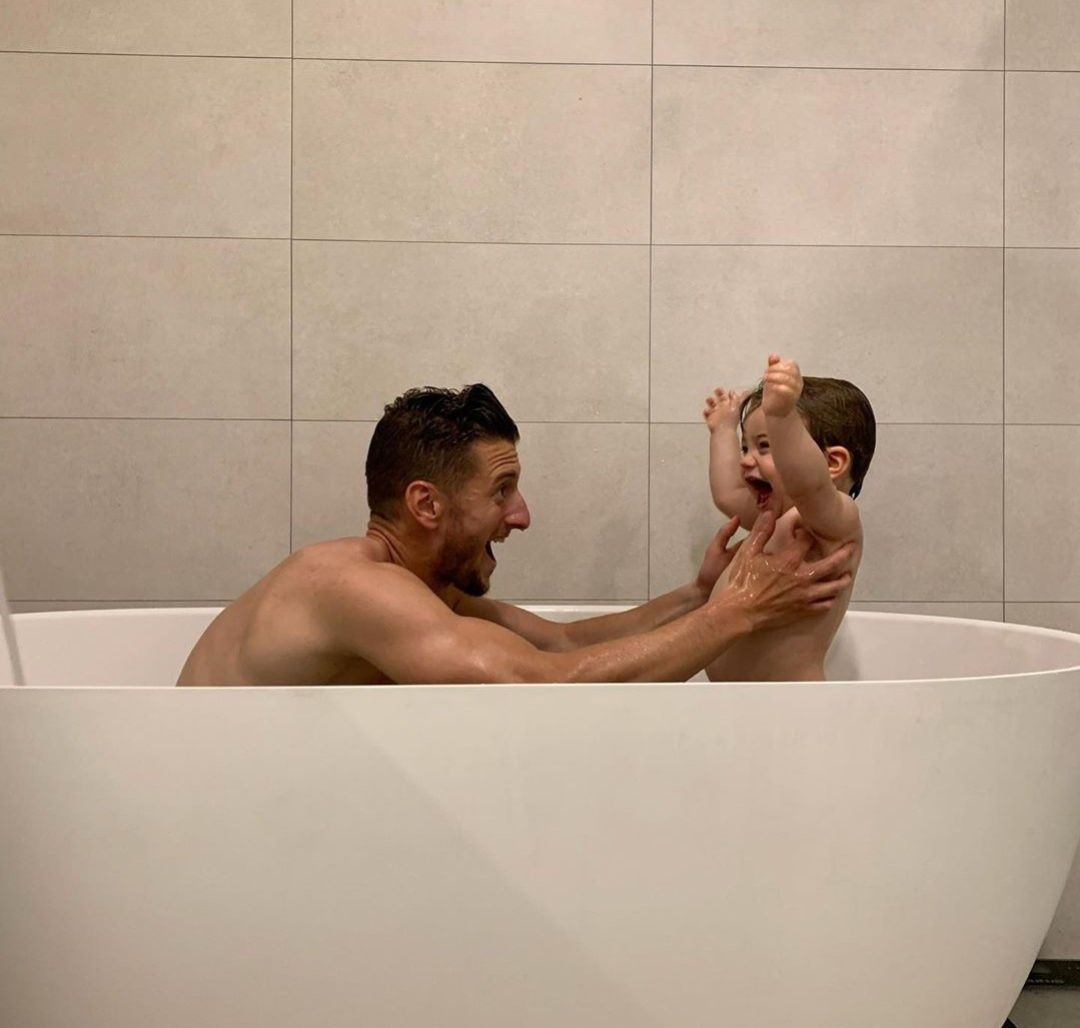 Iván Balliu con su pequeño en la bañera. Iván Balliu con su pequeño en la bañera.