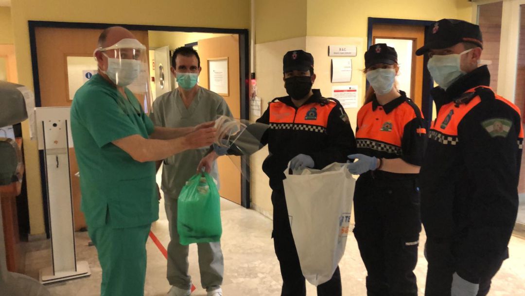 Voluntarios de Protección Civil hacen entrega de las viseras 3D a profesionales del hospital Alto Guadalquivir. Voluntarios de Protección Civil hacen entrega de las viseras 3D a profesionales del hospital Alto Guadalquivir.