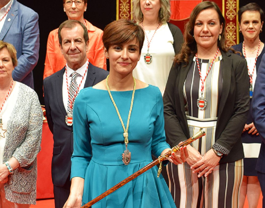 Isabel Rodríguez, con el bastón de mando del Ayuntamiento de Puertollano Isabel Rodríguez, con el bastón de mando del Ayuntamiento de Puertollano