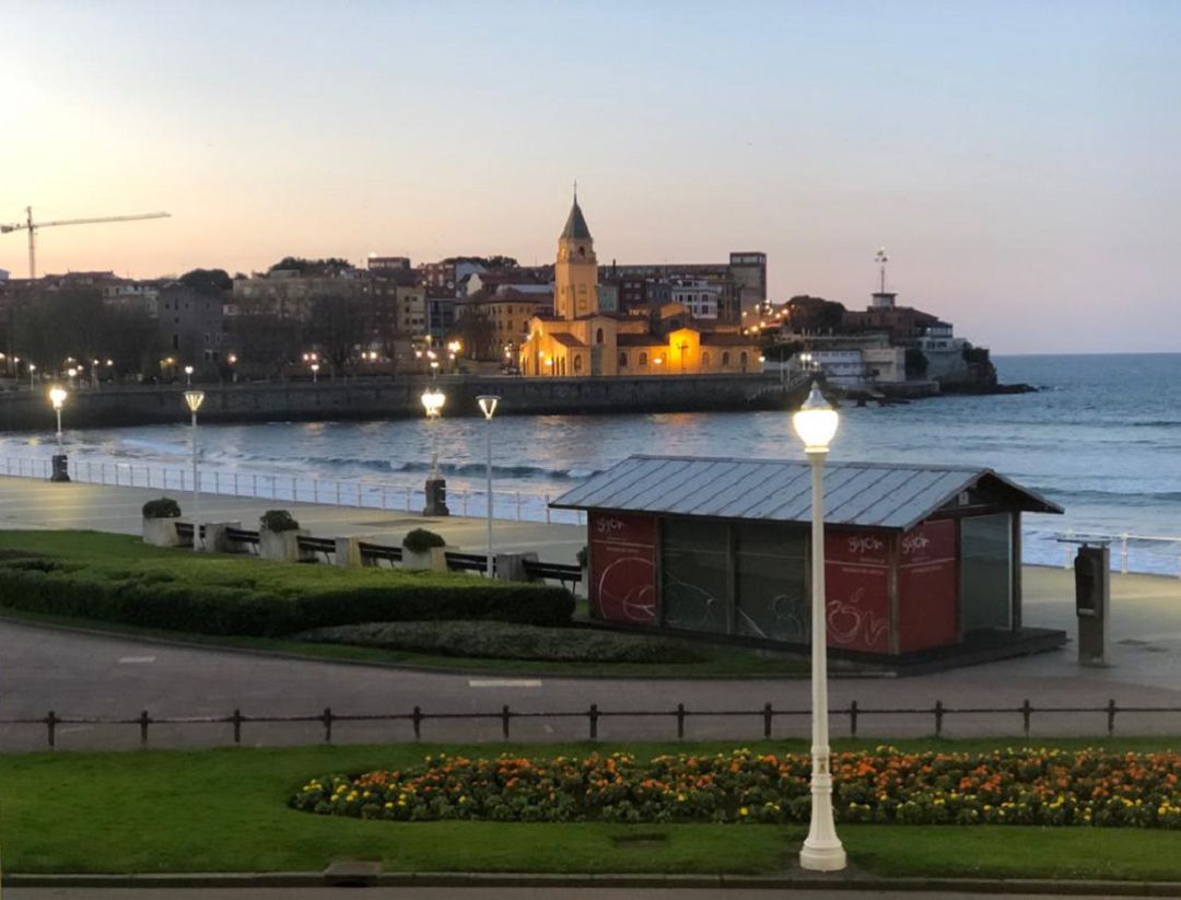 Gijón con la iglesia de San Pedro al fondo. Gijón con la iglesia de San Pedro al fondo.