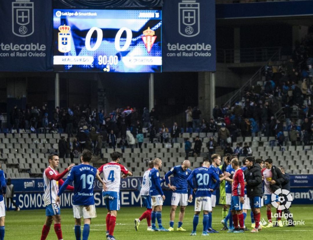 Imagen de los jugadores de Sporting y Oviedo tras el último derbi Imagen de los jugadores de Sporting y Oviedo tras el último derbi