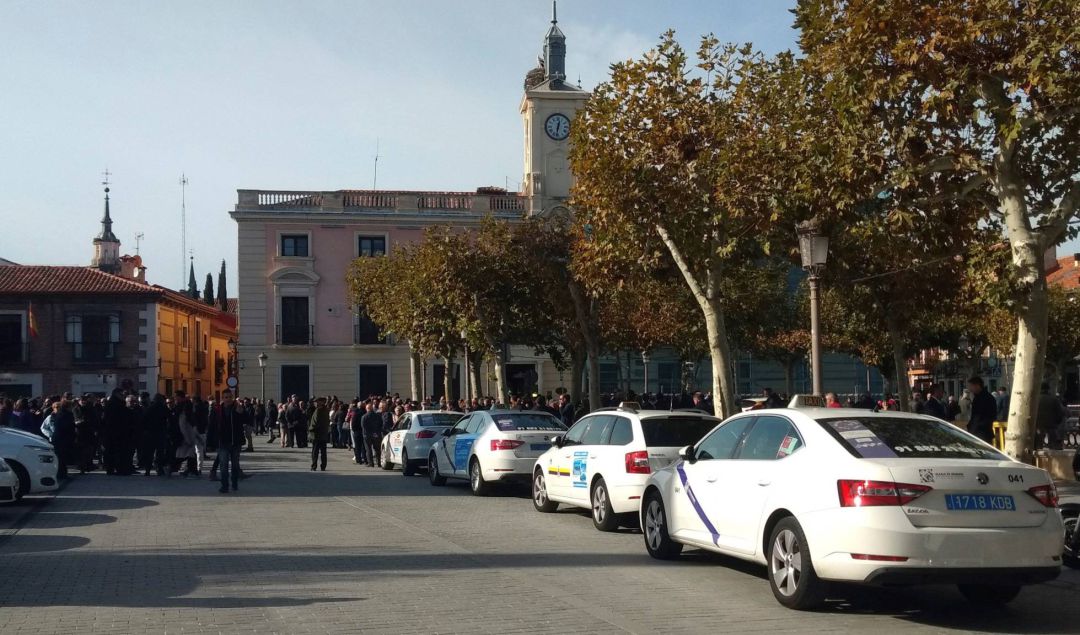 Taxistas de Alcalá de Henares reunidos en la Plaza Cervantes. Taxistas de Alcalá de Henares reunidos en la Plaza Cervantes.
