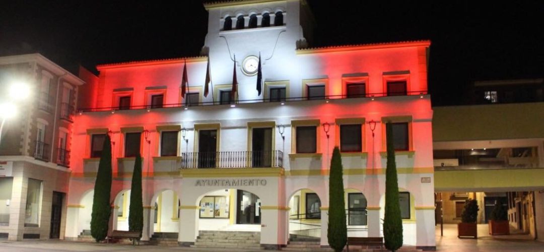 El ayuntamiento de San Sebastián de los Reyes iluminado con los colores de su bandera El ayuntamiento de San Sebastián de los Reyes iluminado con los colores de su bandera