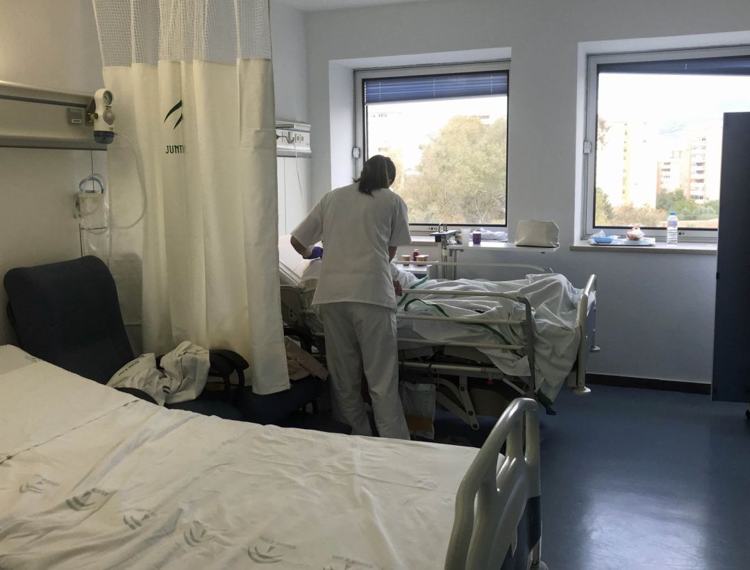Una enfermera atiende a una paciente en una habitación de un hospital de Málaga Una enfermera atiende a una paciente en una habitación de un hospital de Málaga