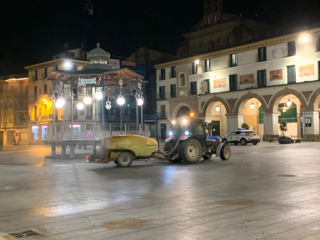 Desinfección del centro de Tudela con tractores Desinfección del centro de Tudela con tractores