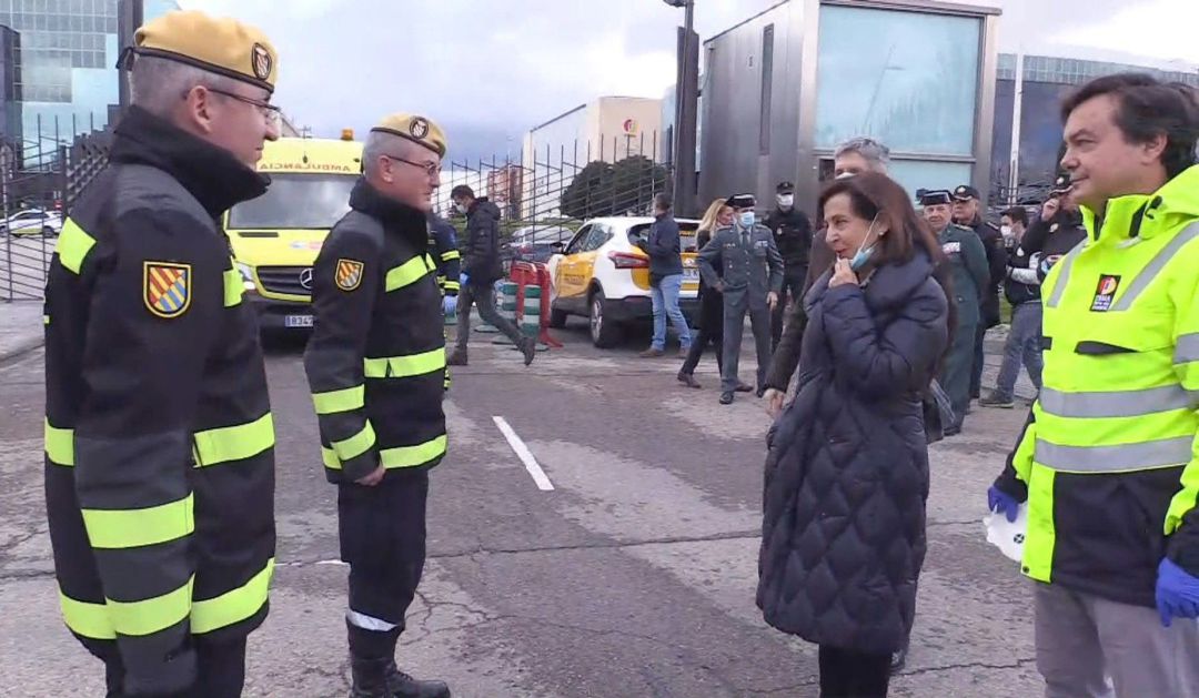 Captura del video facilitado por Moncloa de los ministros del Interior, Fernando Grande-Marlaska, y de Defensa, Margarita Robles, quienes han visitado este lunes el hospital montado en IFEMA donde han agradecido la labor contra el coronavirus que realizan los sanitarios y las Fuerzas Armadas y de Seguridad. Captura del video facilitado por Moncloa de los ministros del Interior, Fernando Grande-Marlaska, y de Defensa, Margarita Robles, quienes han visitado este lunes el hospital montado en IFEMA donde han agradecido la labor contra el coronavirus que realizan los sanitarios y las Fuerzas Armadas y de Seguridad.