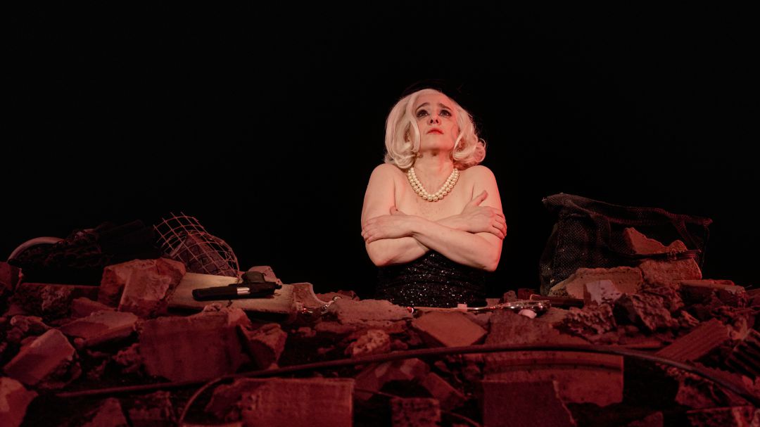 Imagen de la obra 'Los días felices', de Harold Pinter. CDN Imagen de la obra 'Los días felices', de Harold Pinter. CDN