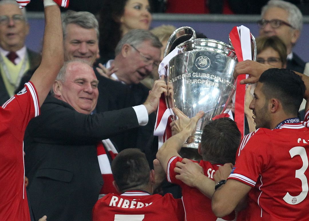 Uli Hoeness, con el trofeo de la Champions ganado por el Bayern en 2013. Uli Hoeness, con el trofeo de la Champions ganado por el Bayern en 2013.