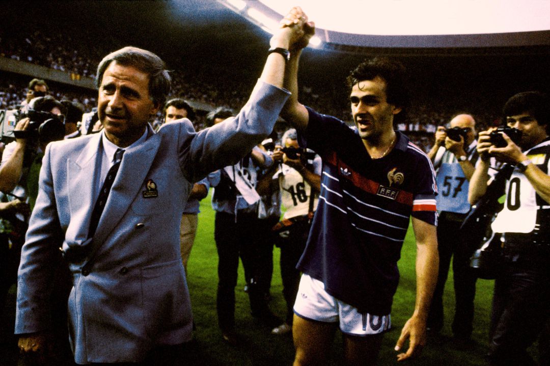 Michel Hidalgo y Platini celebran la victoria de Francia en la Eurocopa. Michel Hidalgo y Platini celebran la victoria de Francia en la Eurocopa.