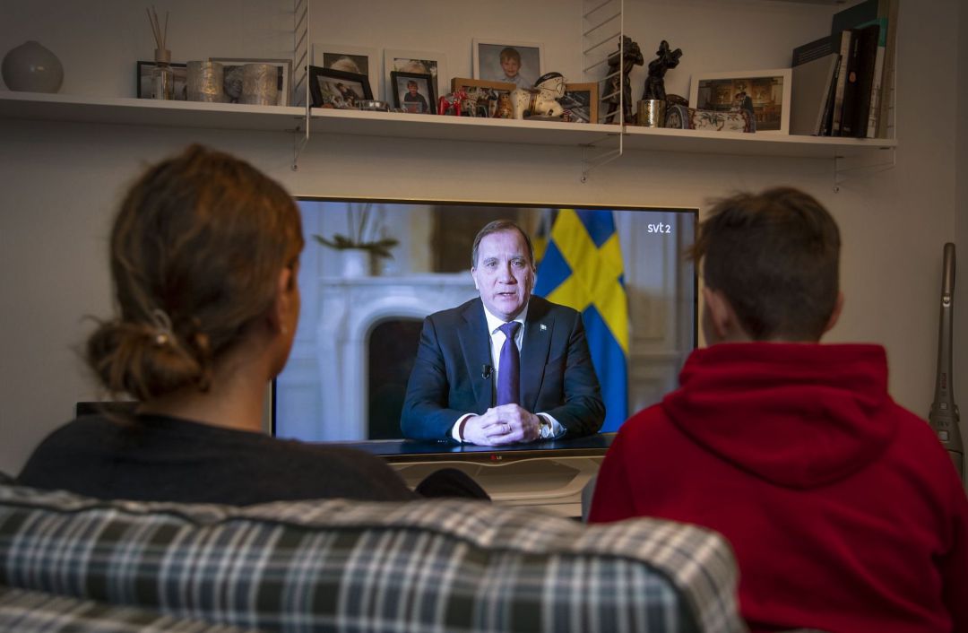 Suecos mirando en la televisión al primer ministro del país, Stefan Lofven. Suecos mirando en la televisión al primer ministro del país, Stefan Lofven.