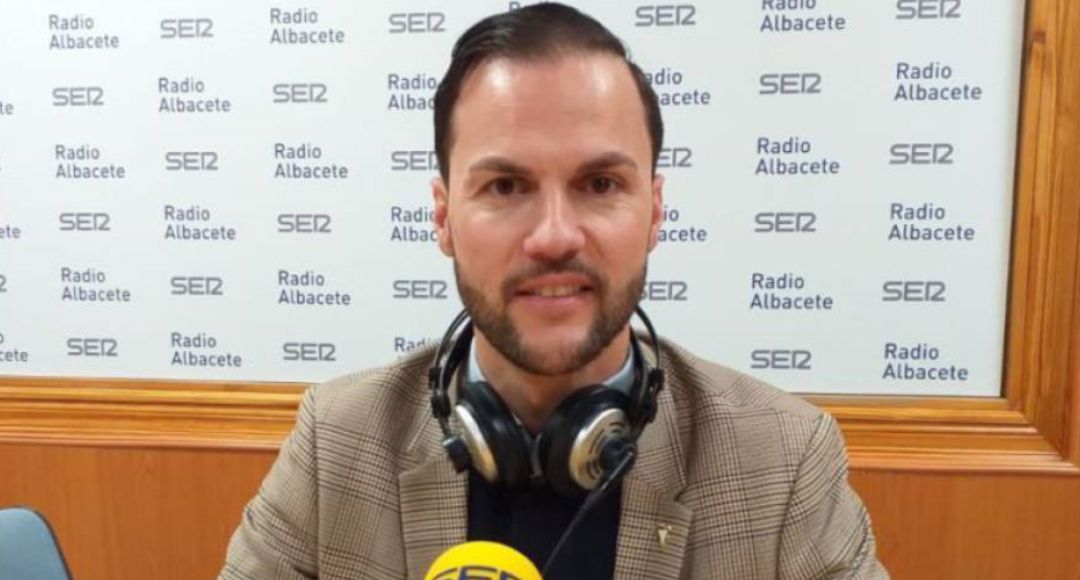 Víctor Varela, en los estudios de Radio Albacete Víctor Varela, en los estudios de Radio Albacete