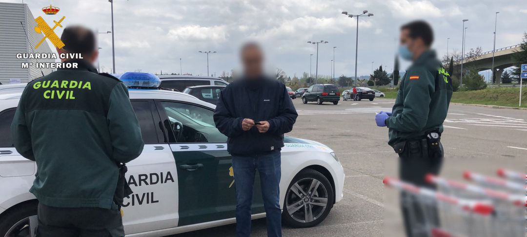 Los agentes, sancionando a un ciudadano Los agentes, sancionando a un ciudadano