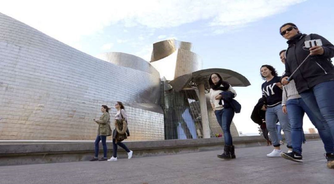 El museo difundirá de forma continuada y mientras duren las medidas de confinamiento de la población, a través de su página web y sus canales en las redes sociales, nuevos contenidos audiovisuales relativos a las exposiciones recién inauguradas El museo difundirá de forma continuada y mientras duren las medidas de confinamiento de la población, a través de su página web y sus canales en las redes sociales, nuevos contenidos audiovisuales relativos a las exposiciones recién inauguradas