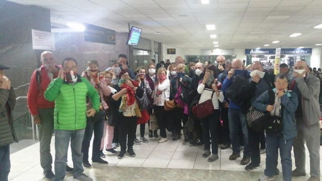 Su vuelo ha aterrizado esta mañana en el aeropuerto de Bilbao después de que iniciasen viaje ayer por la tarde desde el país andino, al que habían acudido a pasar unos días de vacaciones.
Su vuelo ha aterrizado esta mañana en el aeropuerto de Bilbao después de que iniciasen viaje ayer por la tarde desde el país andino, al que habían acudido a pasar unos días de vacaciones.
