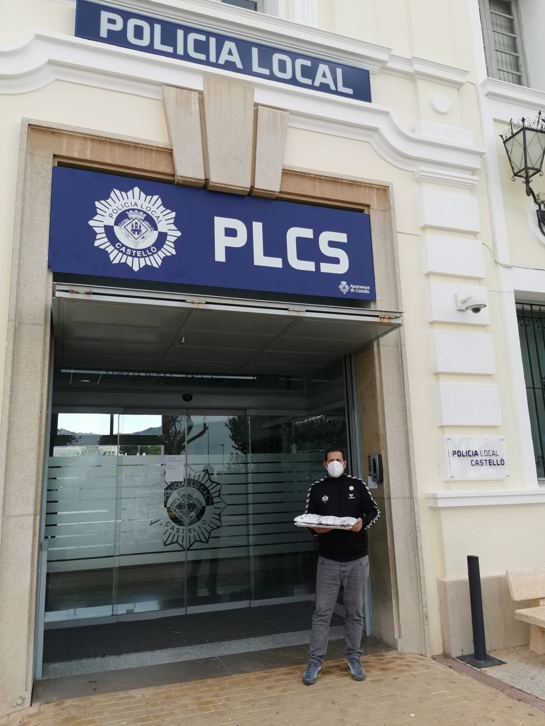 El presidente de la Federación de Peñas del C.D.Castellón, Alberto Aicart, ha ido personalmente a hacer la entrega El presidente de la Federación de Peñas del C.D.Castellón, Alberto Aicart, ha ido personalmente a hacer la entrega