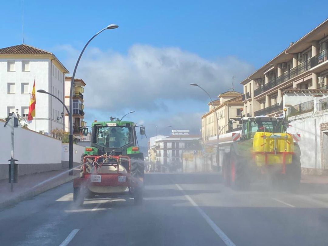 Vehículos agrícolas desinfectando la Avenida de Málaga Vehículos agrícolas desinfectando la Avenida de Málaga