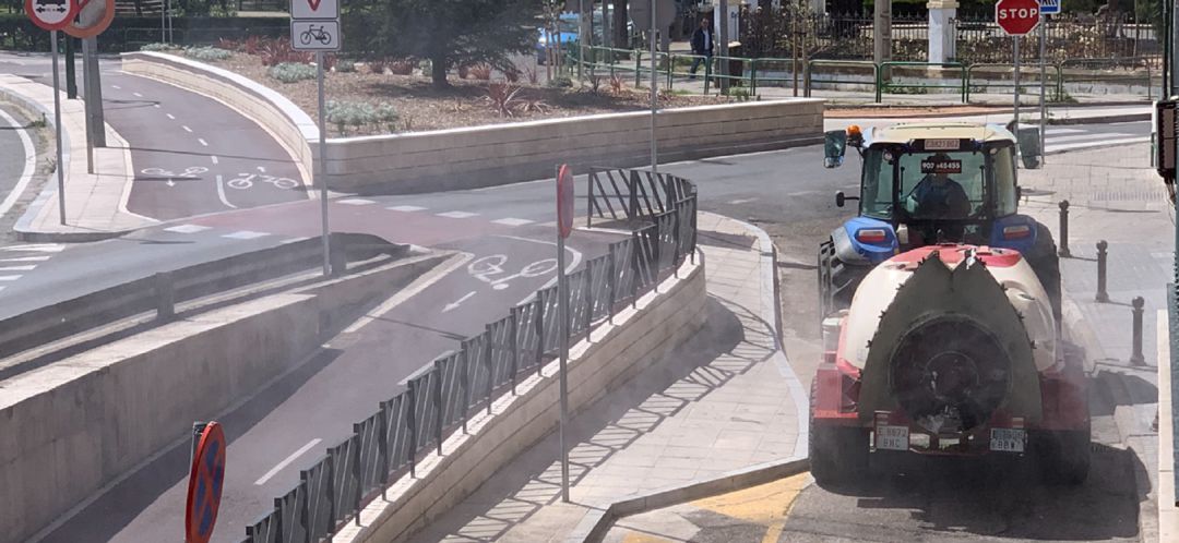 Un tractor de Asaja desinfecta en la zona de Puerta Nueva Un tractor de Asaja desinfecta en la zona de Puerta Nueva