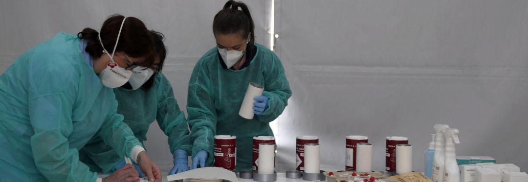Enfermeras preparan las pruebas de detección de coronavirus Enfermeras preparan las pruebas de detección de coronavirus