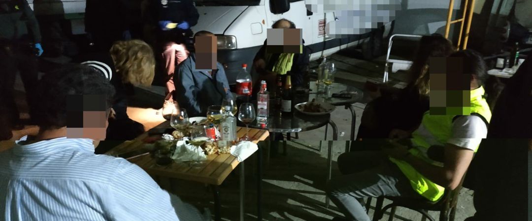 Identificadas siete personas por una fiesta con alcohol y churrasco en una nave en Culleredo Identificadas siete personas por una fiesta con alcohol y churrasco en una nave en Culleredo