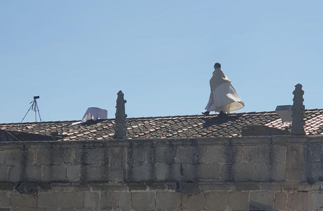 El sacerdote de Arroyo de la Luz imparte misa desde el tejado de la Iglesia El sacerdote de Arroyo de la Luz imparte misa desde el tejado de la Iglesia