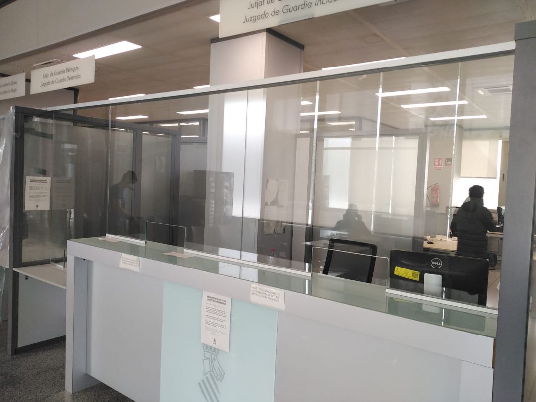 Mamparas de plástico que se están instalando en los Juzgados de la Comunitat Valenciana Mamparas de plástico que se están instalando en los Juzgados de la Comunitat Valenciana