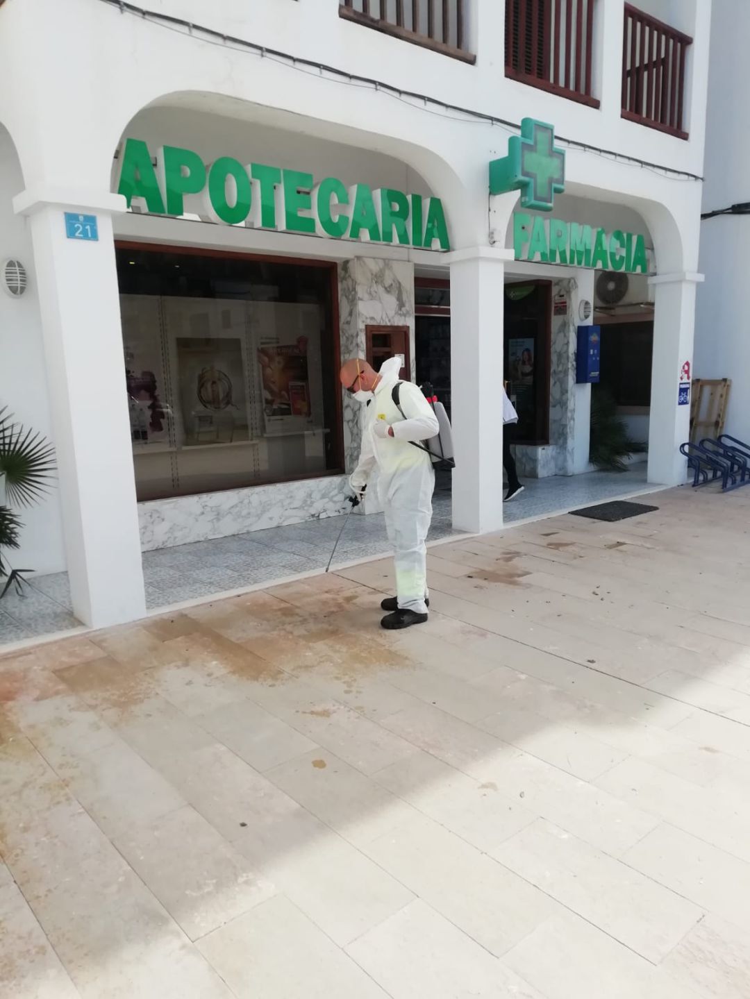 Los servicios de limpieza trabajan en el tratamiento especial desinfectante y agua a presión Los servicios de limpieza trabajan en el tratamiento especial desinfectante y agua a presión
