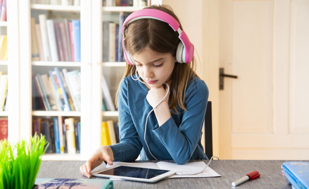 Padres y madres molestos por las tareas digitales impuestas por la Junta de Andalucía en los colegios públicos Padres y madres molestos por las tareas digitales impuestas por la Junta de Andalucía en los colegios públicos