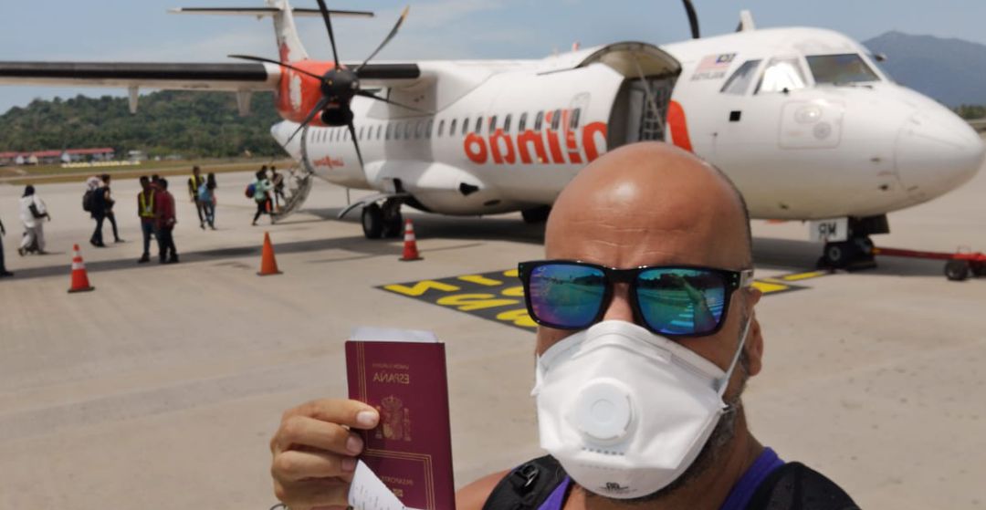 Juanjo Martínez, pasaporte en mano, en un aeropuerto de Bali. Juanjo Martínez, pasaporte en mano, en un aeropuerto de Bali.
