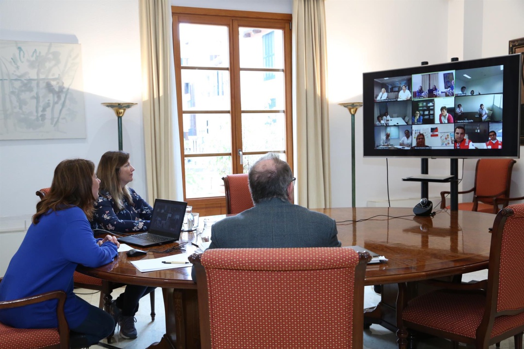 Francina Armengol, Patricia Gómez y Juli Fuster, en una reunión telemática con representantes de la sanidad en Balears. Francina Armengol, Patricia Gómez y Juli Fuster, en una reunión telemática con representantes de la sanidad en Balears.