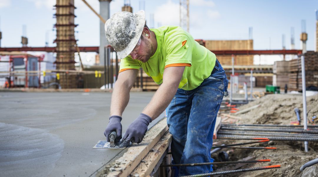 Un trabajador del sector de la construcción en una obra Un trabajador del sector de la construcción en una obra