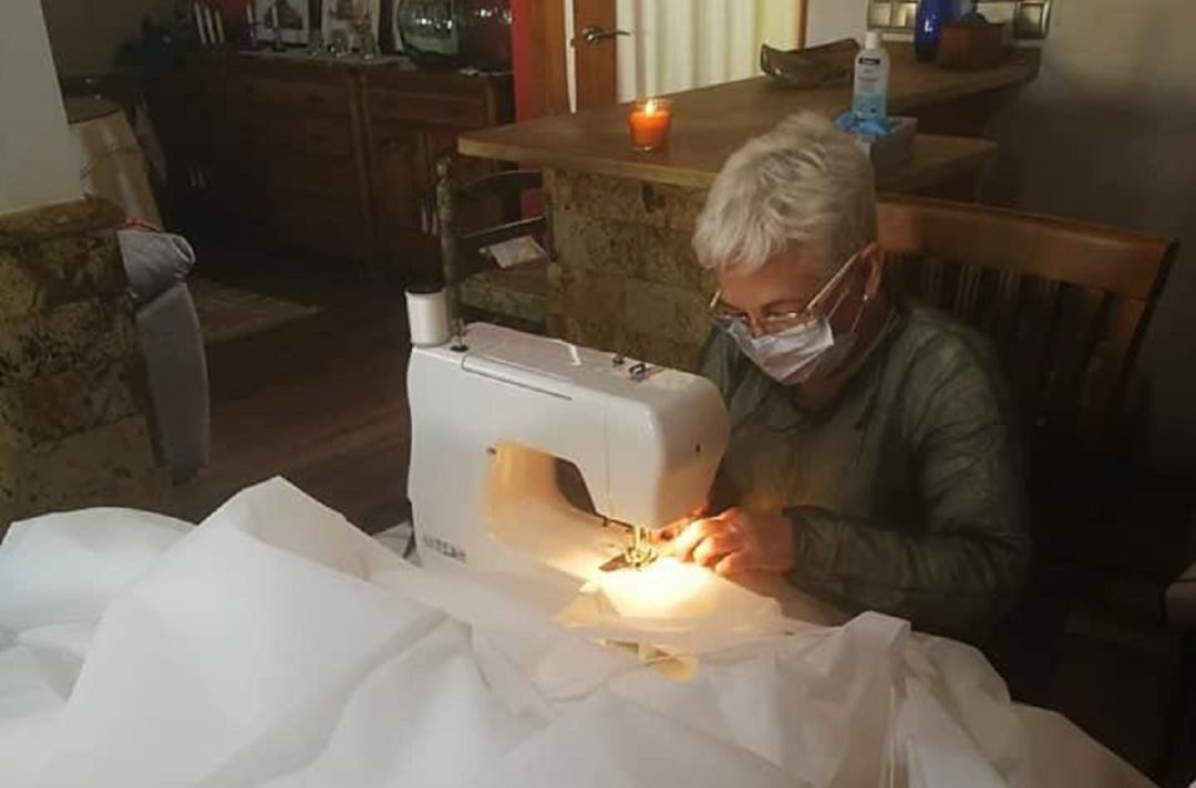 Ana, una de las 70 vecinas de Bullas que estos días echa una mano desde casa, y concluye el trabajo de la red de solidaridad que se extiende por varios municipios de la Región de Murcia Ana, una de las 70 vecinas de Bullas que estos días echa una mano desde casa, y concluye el trabajo de la red de solidaridad que se extiende por varios municipios de la Región de Murcia