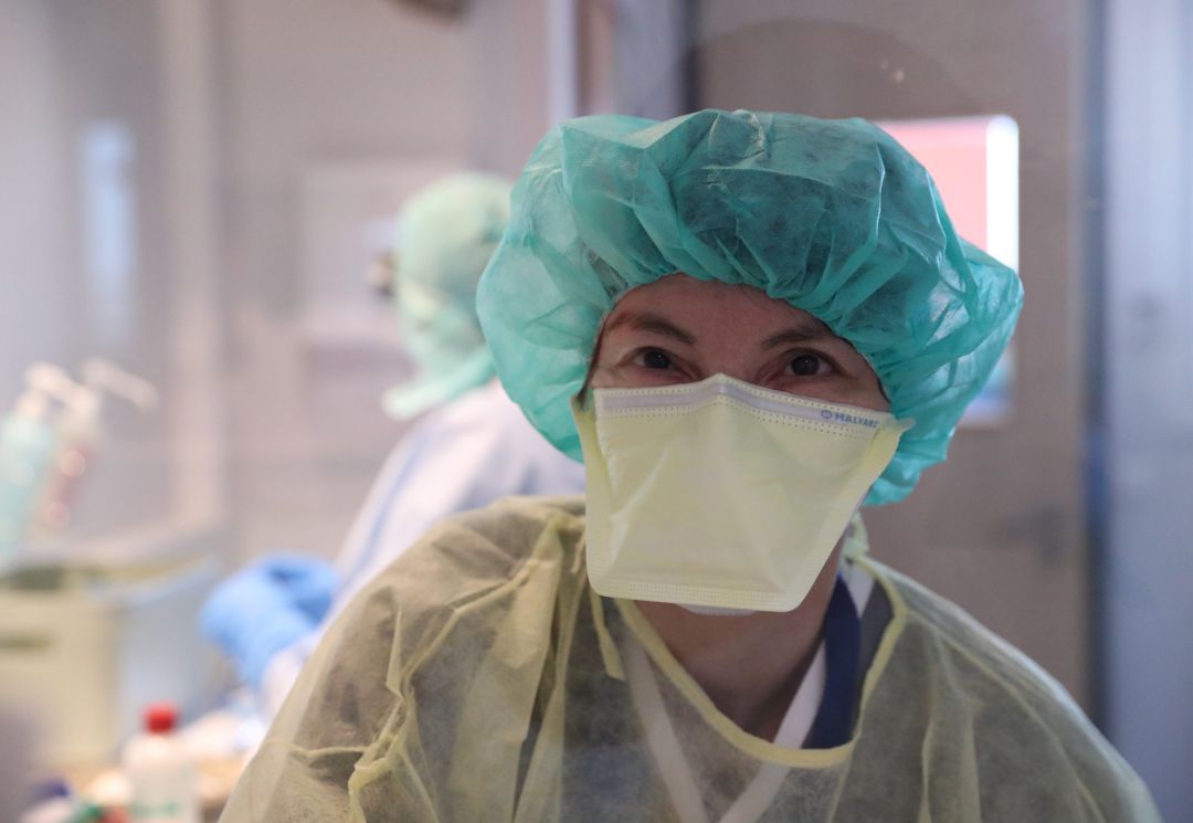 Una membre de l'equip mèdic de l'UCI de l'hospital de Lieja, a Bèlgica. Una membre de l'equip mèdic de l'UCI de l'hospital de Lieja, a Bèlgica.