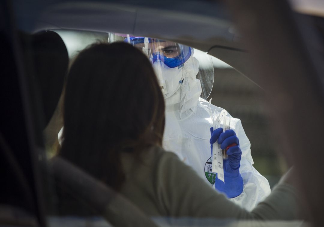 Toma de muestra rápida de muestras de coronavirus en uno de los tres puntos instalados en Sevilla Toma de muestra rápida de muestras de coronavirus en uno de los tres puntos instalados en Sevilla