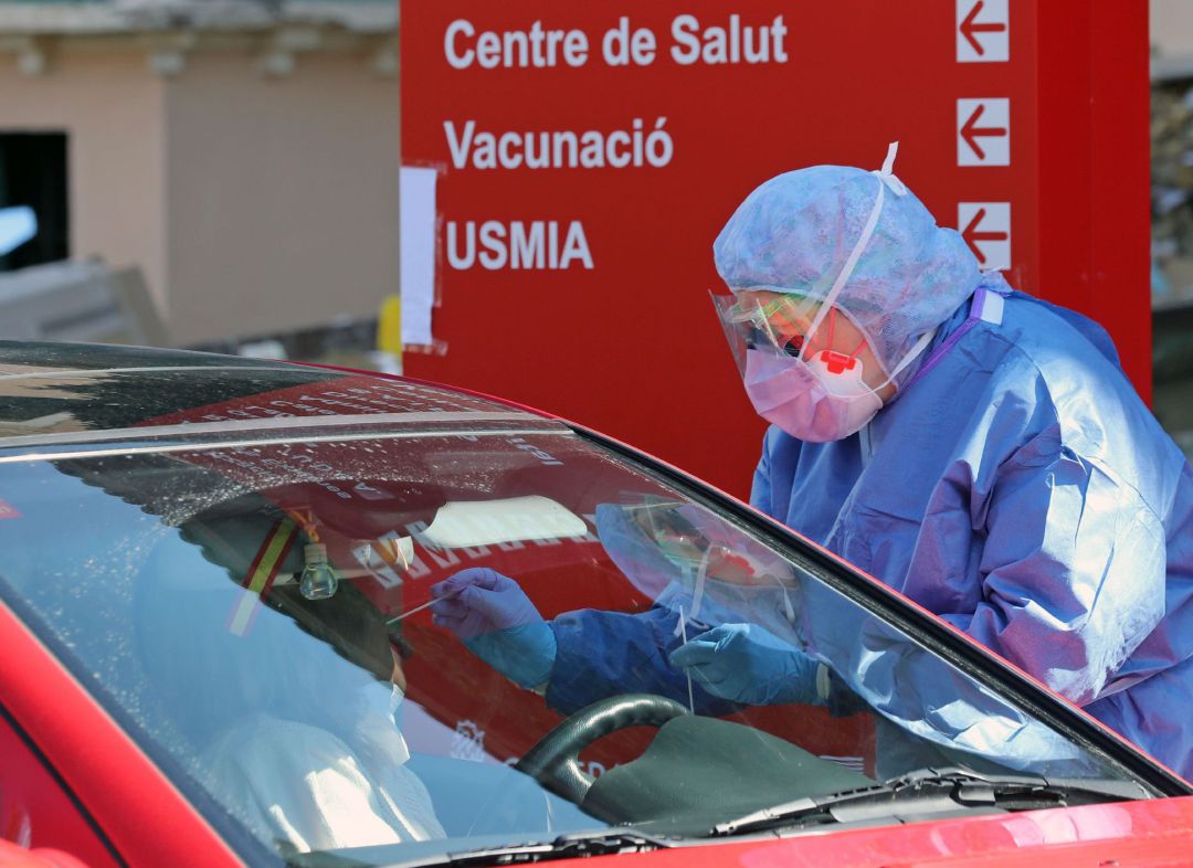 Recogen muestras a trabajadores sanitarios a las puertas del centro y sin que los conductores bajen del vehículo Recogen muestras a trabajadores sanitarios a las puertas del centro y sin que los conductores bajen del vehículo