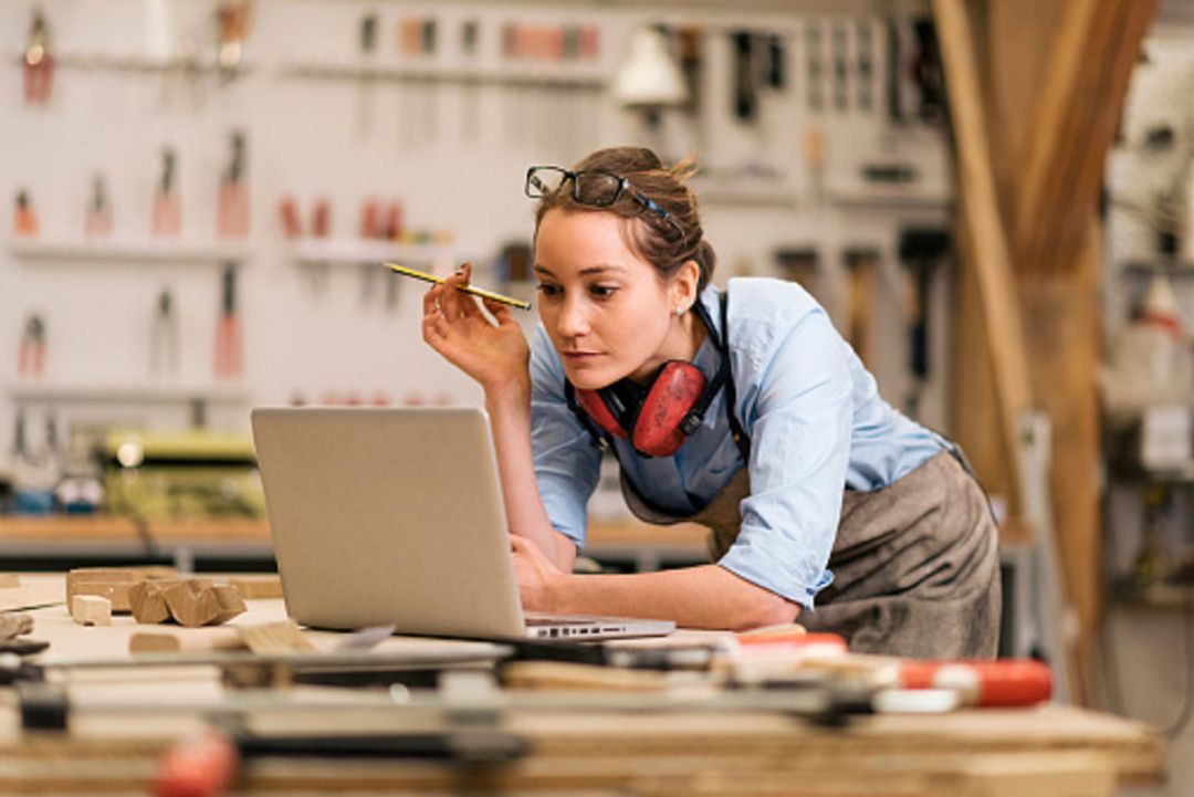 Joven estudiante en un taller Joven estudiante en un taller
