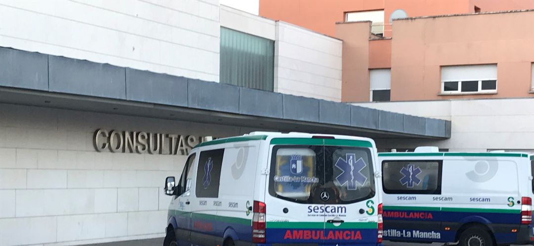 Imagen de archivo de la entrada de consultas del Hospital de Valdepeñas (Ciudad Real) Imagen de archivo de la entrada de consultas del Hospital de Valdepeñas (Ciudad Real)